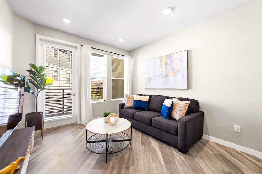 Chic Apt With Jacuzzi Pool Nr Casino Shopping — Sparks