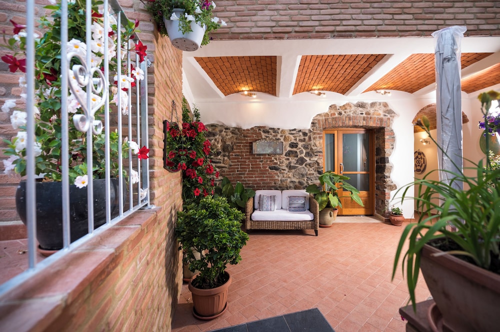 Domo Incantos - carbon neutral hotel in Galtelli