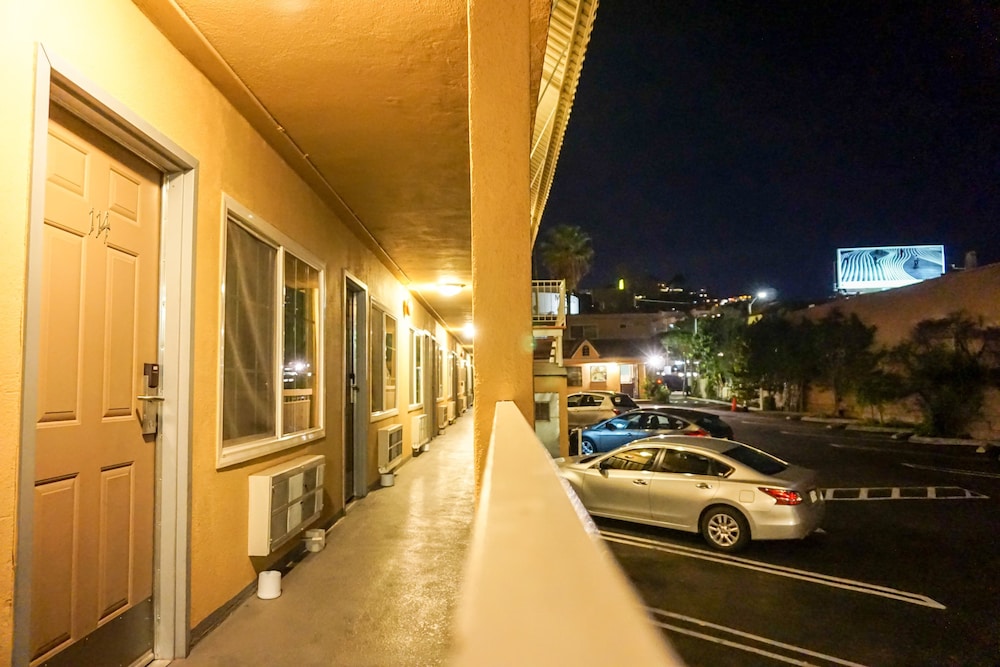 Hollywood La Brea Inn - photo 15