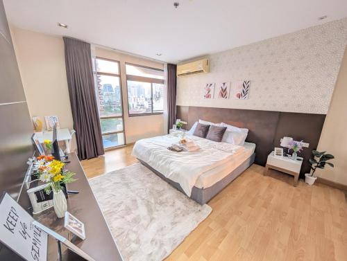 Executive Suite 1BR and Sofa Bed 150m to Nana BTS