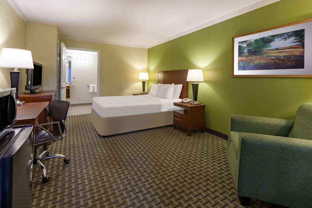 Days Inn by Wyndham Austintown - photo 23