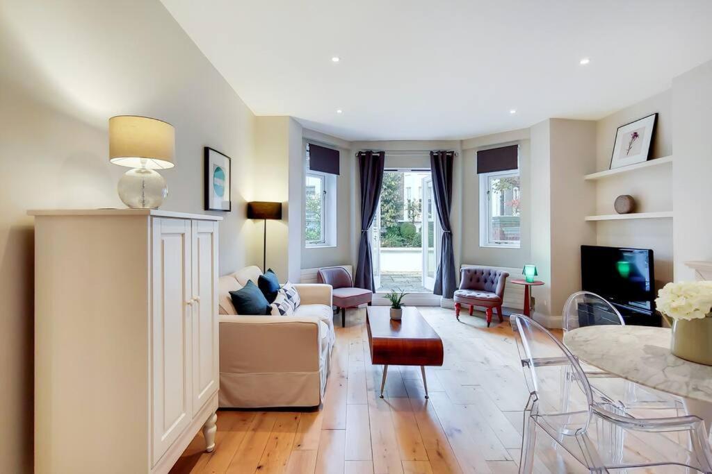 HR2 Charming 1 Bed near Holland Park by Short Stories London — 4-Star Luxury Hotel in London, United Kingdom