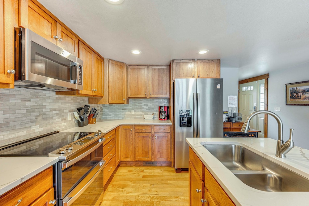 2 Mi to Downtown Home with Hot Tub in Estes Park — 4-Star Luxury Hotel in Estes Park, United States