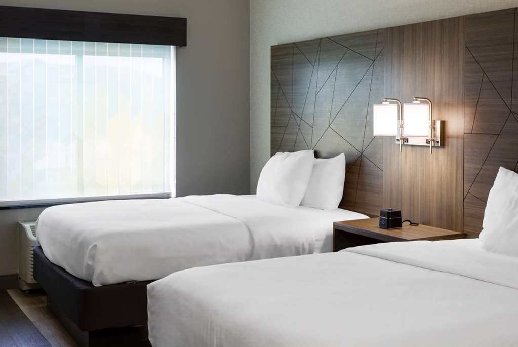 La Quinta Inn & Suites by Wyndham Edmond - photo 22