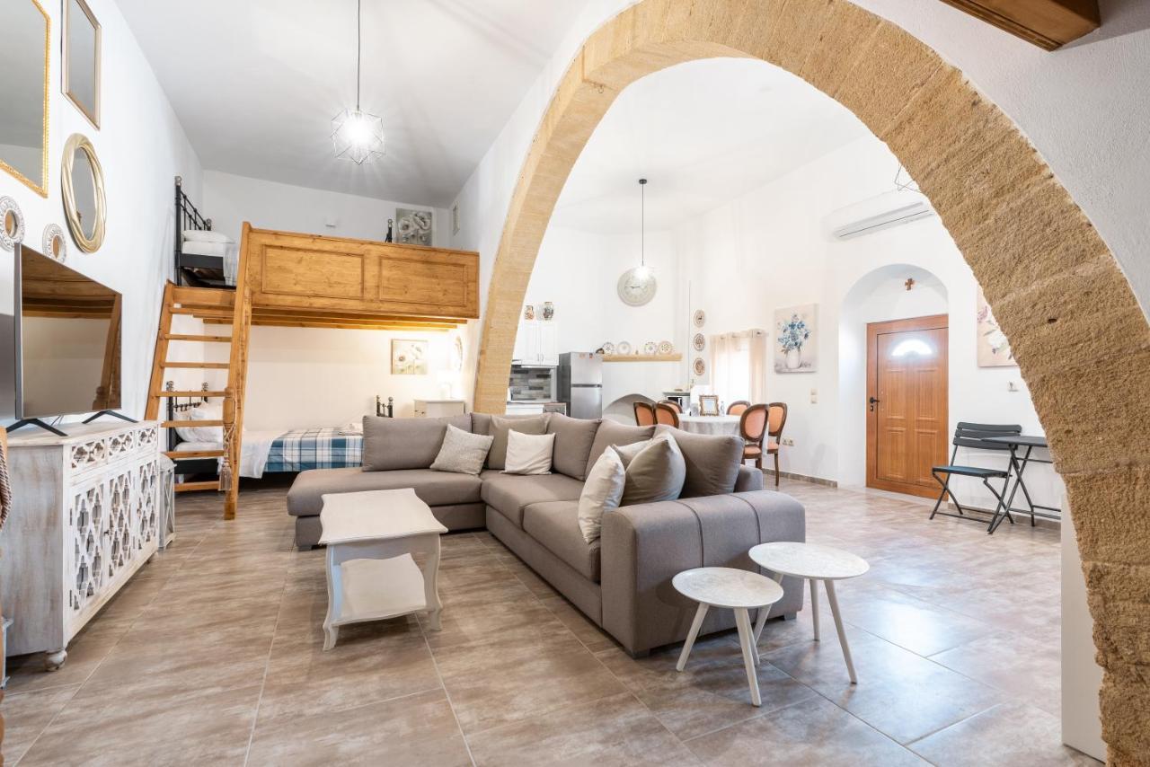 Amalia's Traditional Home in Paradisi — 4-Star Luxury Hotel in Kremasti, Greece