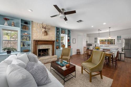 Revins Haus Fire Pit & Walk to Main St — 4-Star Luxury Hotel in Fredericksburg, United States