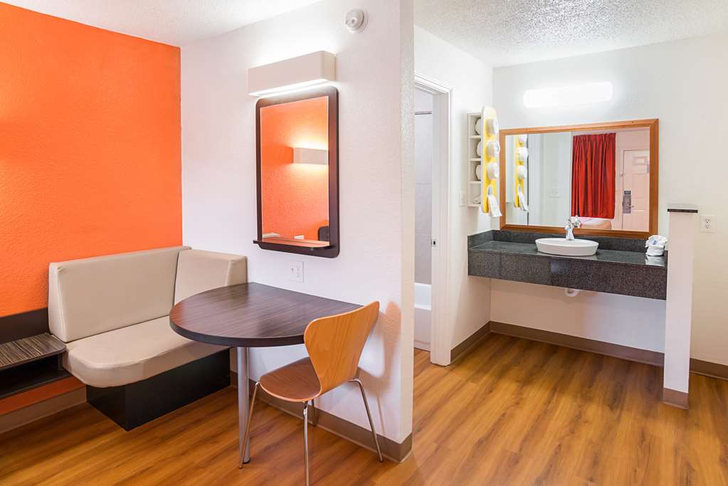 Motel 6 Grand Prairie TX Near Six Flags Drive - photo 15