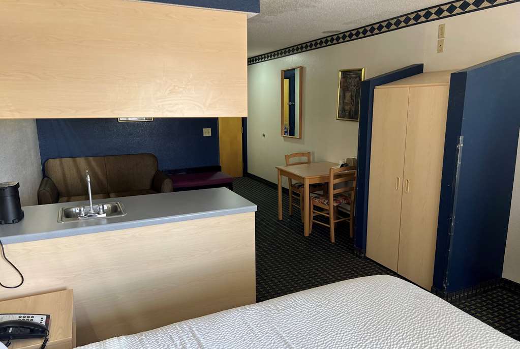 Days Inn & Suites by Wyndham Hutchinson - photo 27