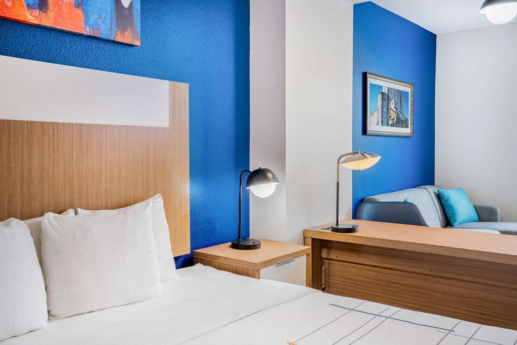 La Quinta Inn & Suites by Wyndham Katy - photo 23
