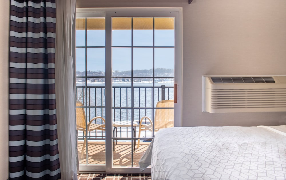 Holiday Inn Express Le Claire Riverfront Davenport by IHG - photo 15