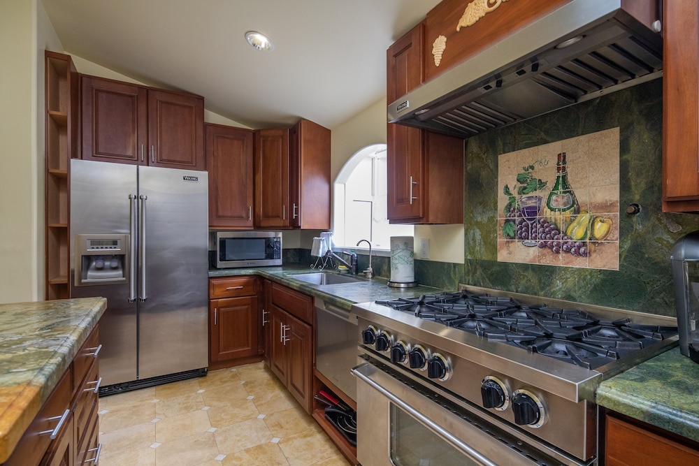 Vendange Carmel Inn & Suites - photo 13