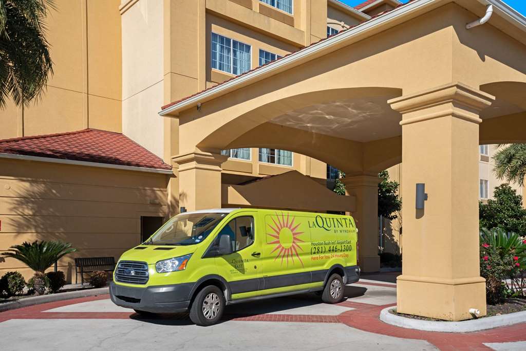La Quinta Inn & Suites by Wyndham Houston Bush Intl Airpt E - photo 41