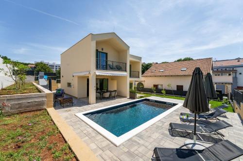 Villa Franka holiday home with a private pool — 4-Star Luxury Hotel in Sveti Filip I Jakov, Croatia