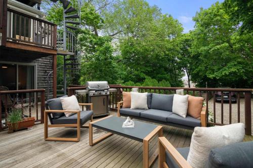 Rare Private Deck Dog Friendly Walk To Harbor — Provincetown