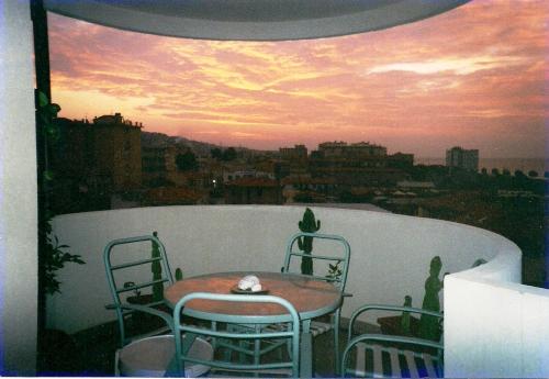 Appartamento Terrazzo Vivibile Vista Mare Wi Fi E Box Gratuiti — 4-Star Luxury Hotel in Vallecrosia, Italy