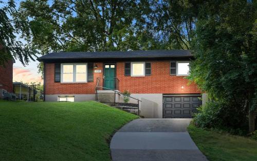 Charming 4 Bed Home with Modern Touches & Porch — 4-Star Luxury Hotel in Louisville, United States