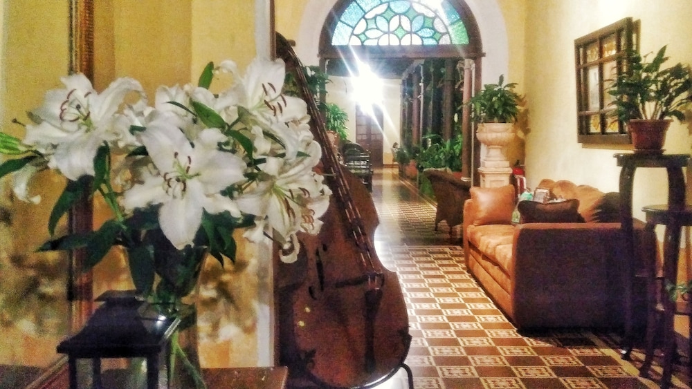 Hotel Aurora — Antigua Guatemala — photo 2