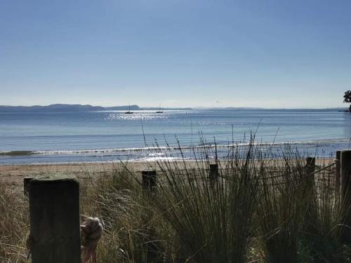 Stanmore Bay Beach House — 4-Star Luxury Hotel in Rothesay Bay, New Zealand