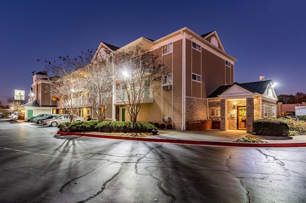 HomeTowne Studios by Red Roof Atlanta Chamblee - photo 23