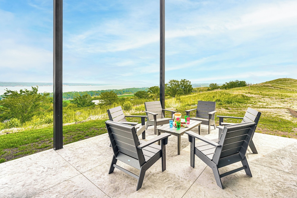 2 Mi to Lewis and Clark Lake: Spacious Getaway — hotel in Crofton
