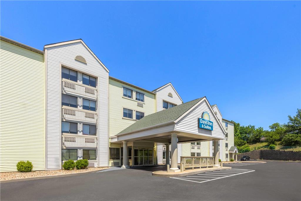 Days Inn & Suites by Wyndham Kansas City South - photo 2