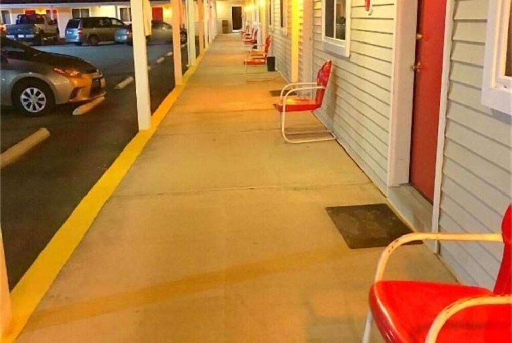 Belmont Motel - photo 34
