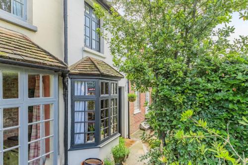 Pieman's Cottage Pulborough West Sussex Cottage sunny courtyard — 4-Star Luxury Hotel in Pulborough, United Kingdom