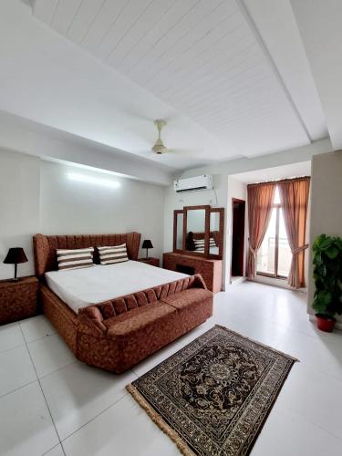 Three Bed Attached Bath Netflix Wifi Smart TV Parking WFH Desk Near Airport — 4-Star Luxury Hotel in Islamabad, Pakistan