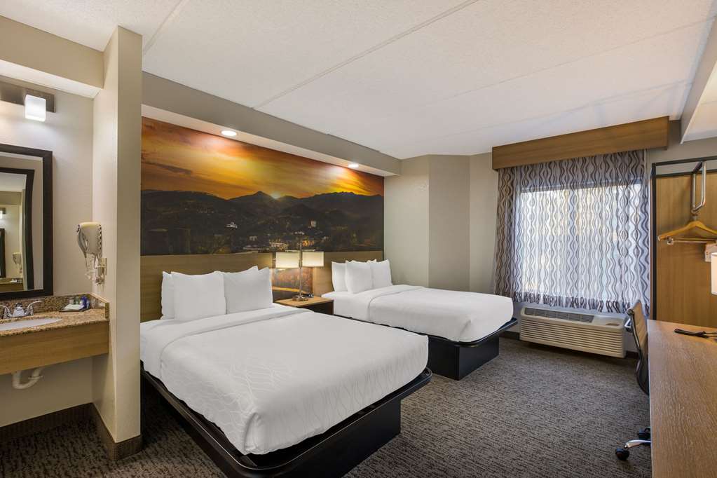 Clarion Pointe Sevierville Pigeon Forge - photo 14