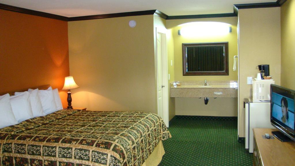 Sunset Inn Lake Oroville - photo 10