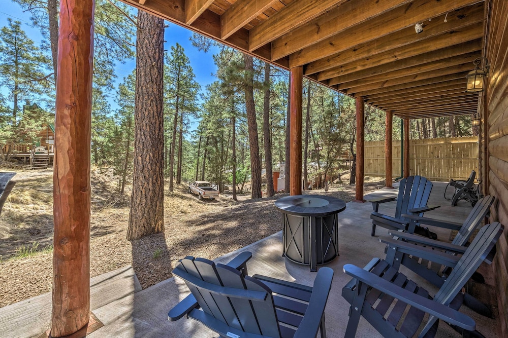 Cozy Ruidoso Cabin Retreat with Private Hot Tub — 4-Star Luxury Hotel in Ruidoso, United States