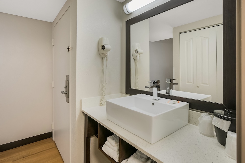 Red Roof Inn PLUS & Suites Knoxville West Cedar Bluff - photo 14