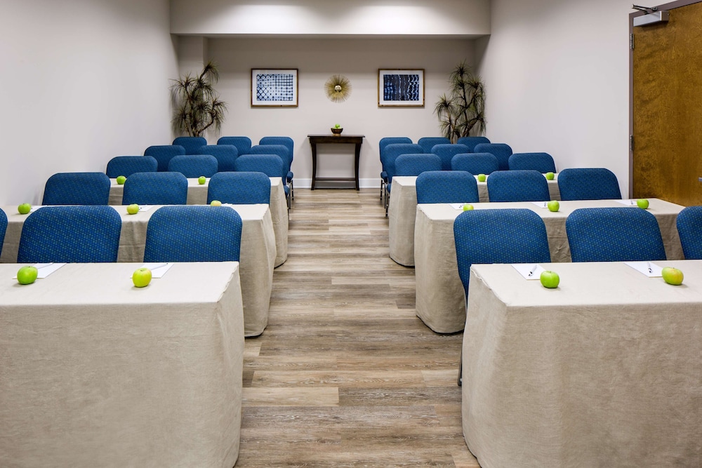 Watt Hotel Rahway Tapestry Collection by Hilton - photo 47