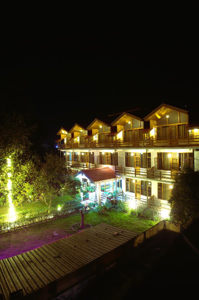 Persimmon Farmstead - carbon neutral hotel in Manali