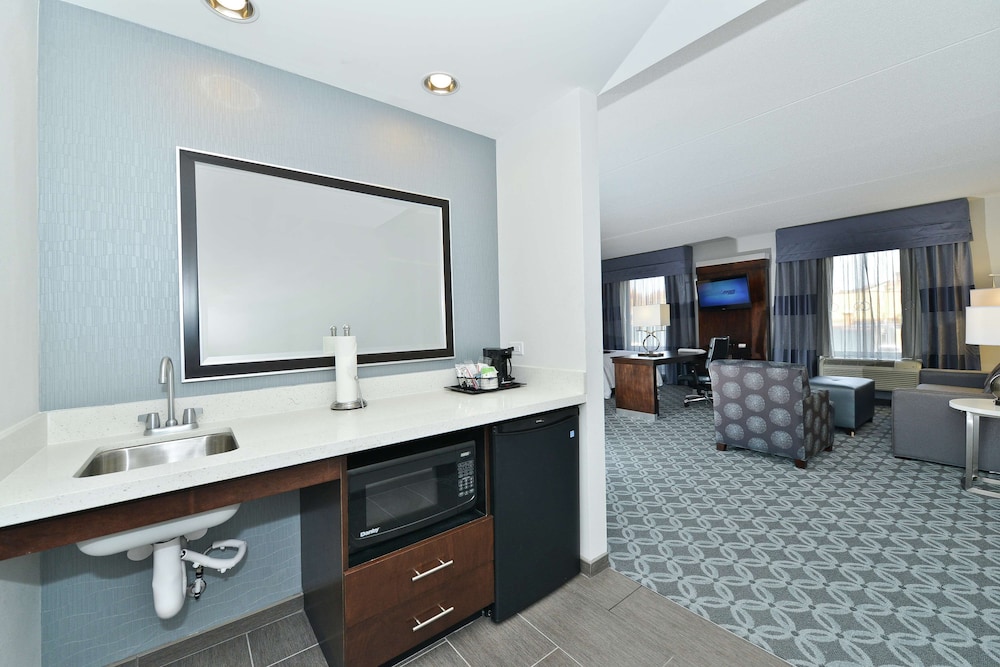 Hampton Inn & Suites Greensboro Coliseum Area - photo 33