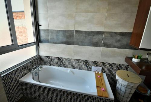 Grand appartement de haut standing en centre ville — 4-Star Luxury Hotel in Montlucon, France