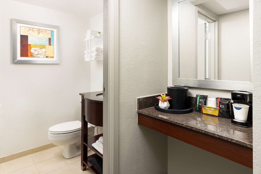 Hampton Inn Naples Central - photo 17