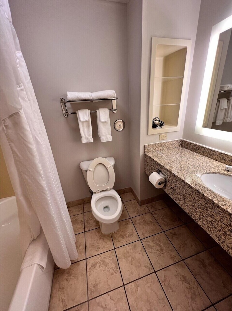 Holiday Inn Express Hotel & Suites Sparta by IHG - photo 31