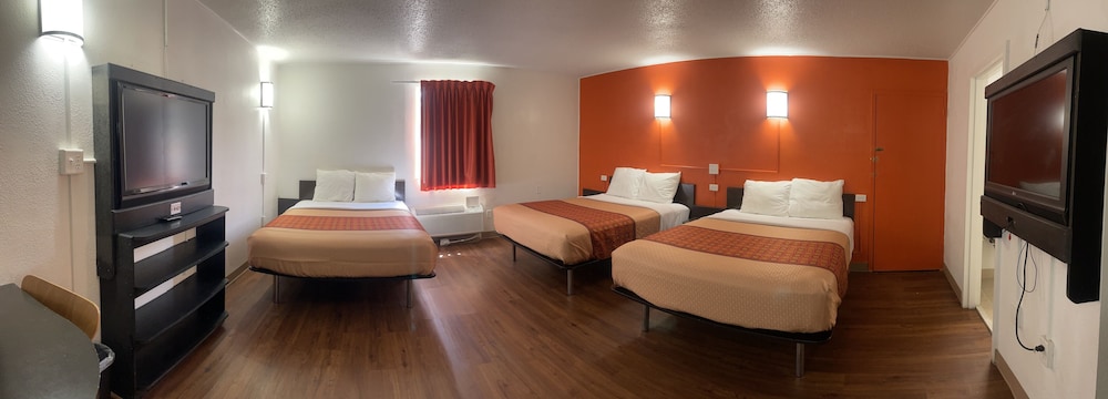 Regal 8 Inn & Suites - photo 10