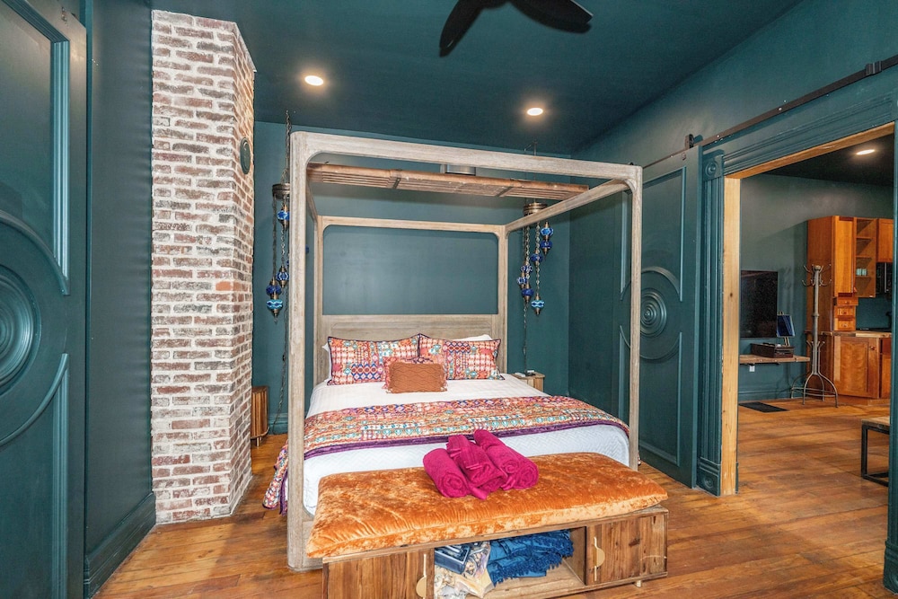 Timeless on Main 2 For 2 — 4-Star Luxury Hotel in Blanchester, United States