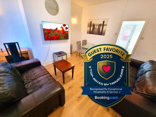 2 Bedroom House Perfect For Family Work Stays Easy Access To Manchester Oldham 20720306 — Rochdale