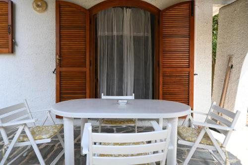 M444 Marcelli comodo quadrilocale cielo terra con patio esterno — 4-Star Luxury Hotel in Marcelli, Italy