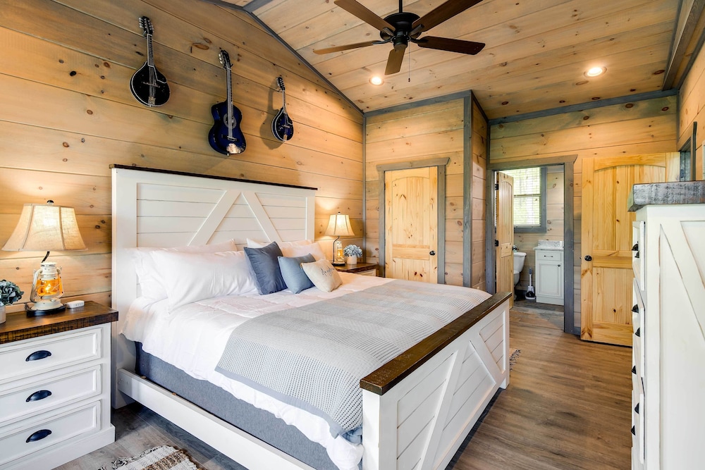 Cobbly Nob Resort Cabin: Hot Tub Pool & Views - photo 3