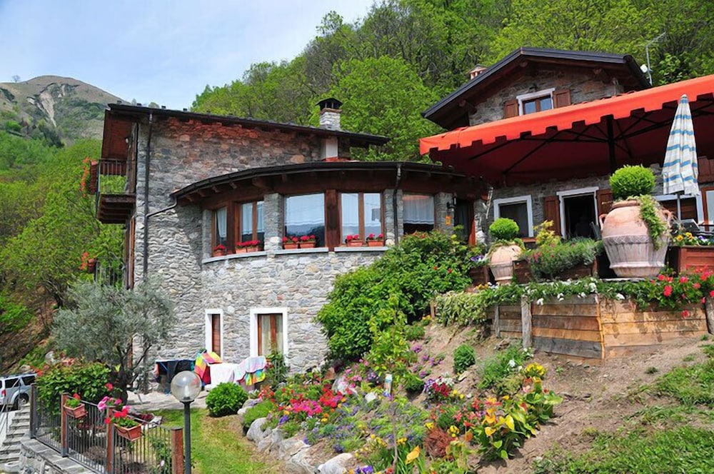 Agriturismo La Fonte di Mariella — 4-Star Luxury Hotel in Dosso Del Liro, Italy