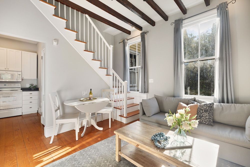 Beautiful Renovated Apartment One Block from King — 4-Star Luxury Hotel in Charleston, United States