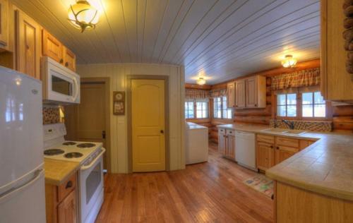 Historic Log Cabin #14 at Horse Creek Resort - photo 20