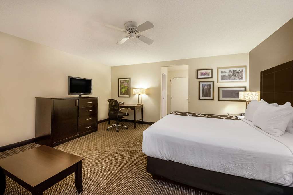 La Quinta Inn & Suites by Wyndham Cleveland Macedonia - photo 34