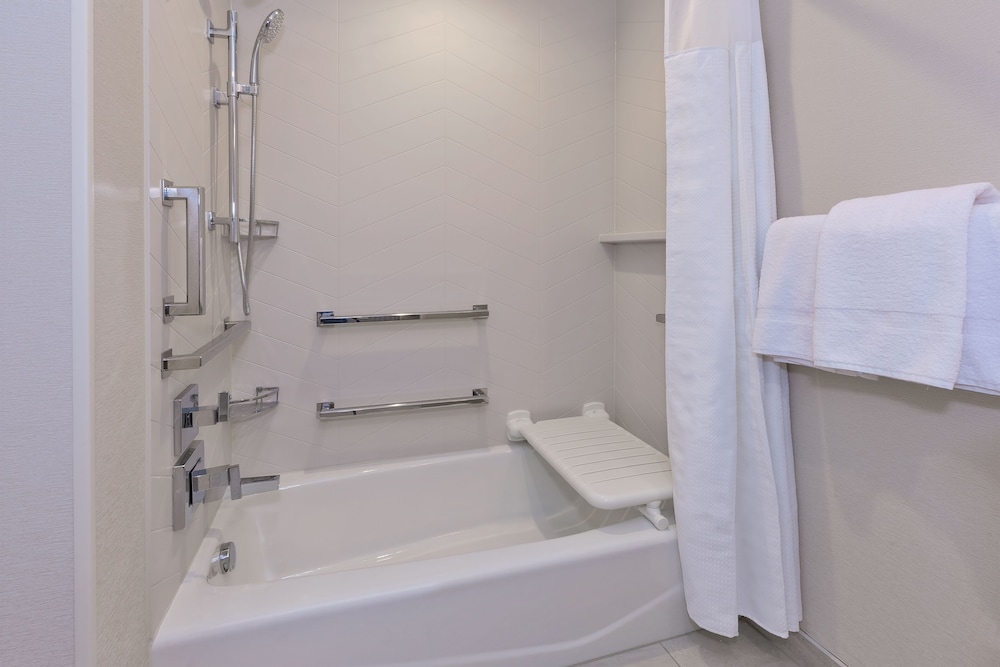 Fairfield Inn & Suites by Marriott Grand Rapids North - photo 18