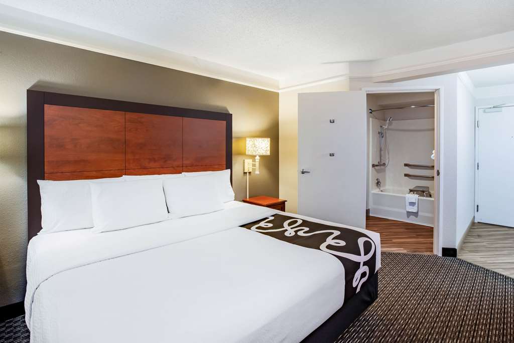 La Quinta Inn & Suites by Wyndham Houston Baytown East - photo 12