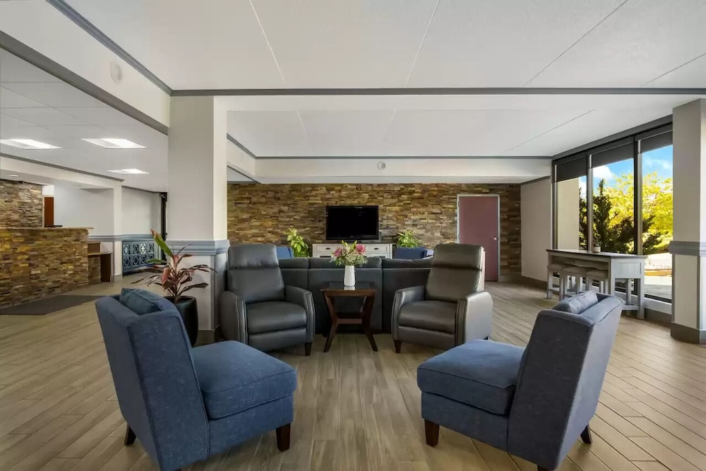 Clarion Inn & Suites Airport - photo 4